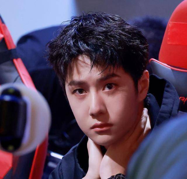 王一博是个坦诚之人,因为他曾在节目中说过,自己会有小号,会没事搜一