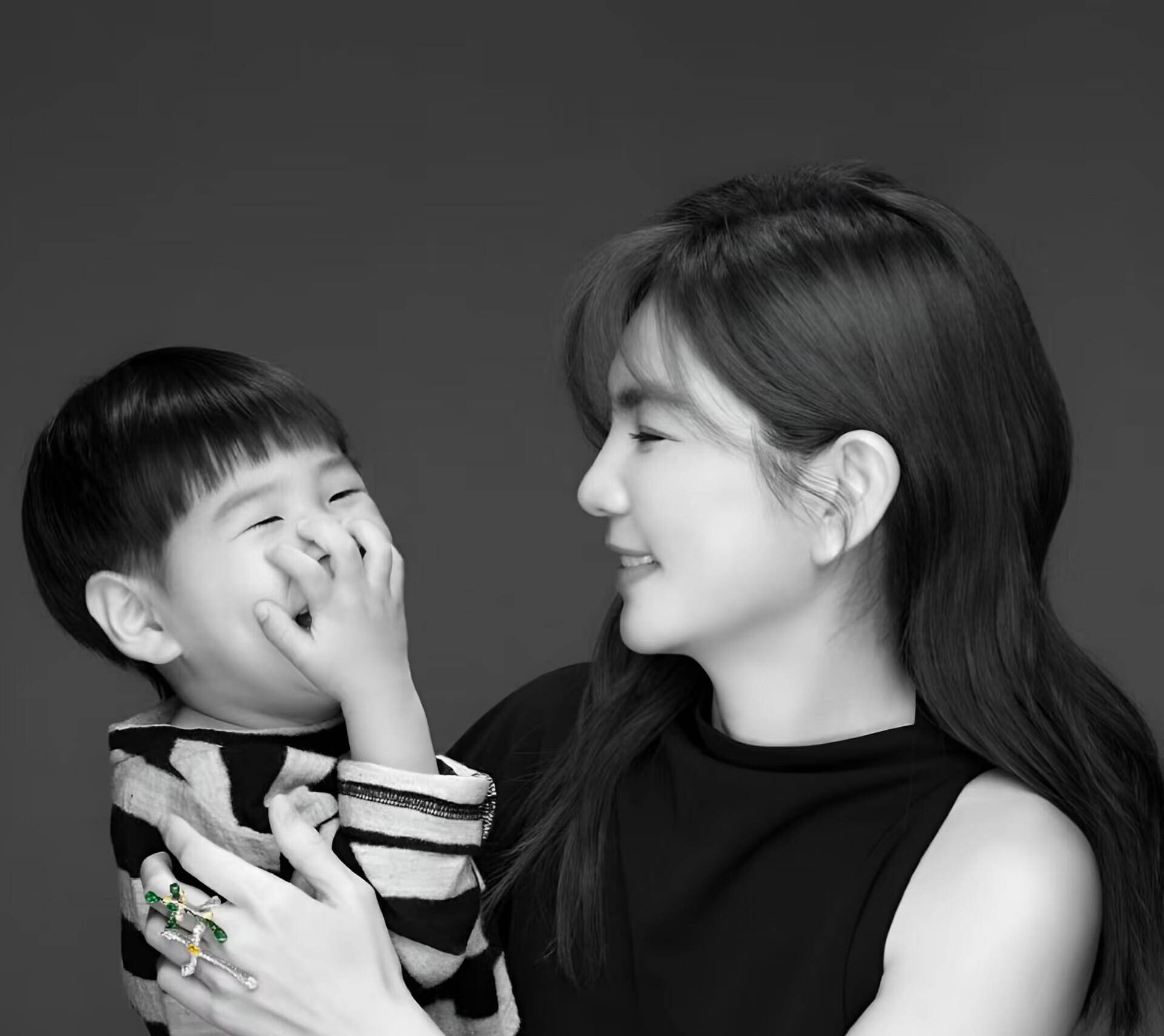 林心如首带女儿做关爱儿童活动,小海豚环抱妈妈很乖巧_孩子_母亲_照片