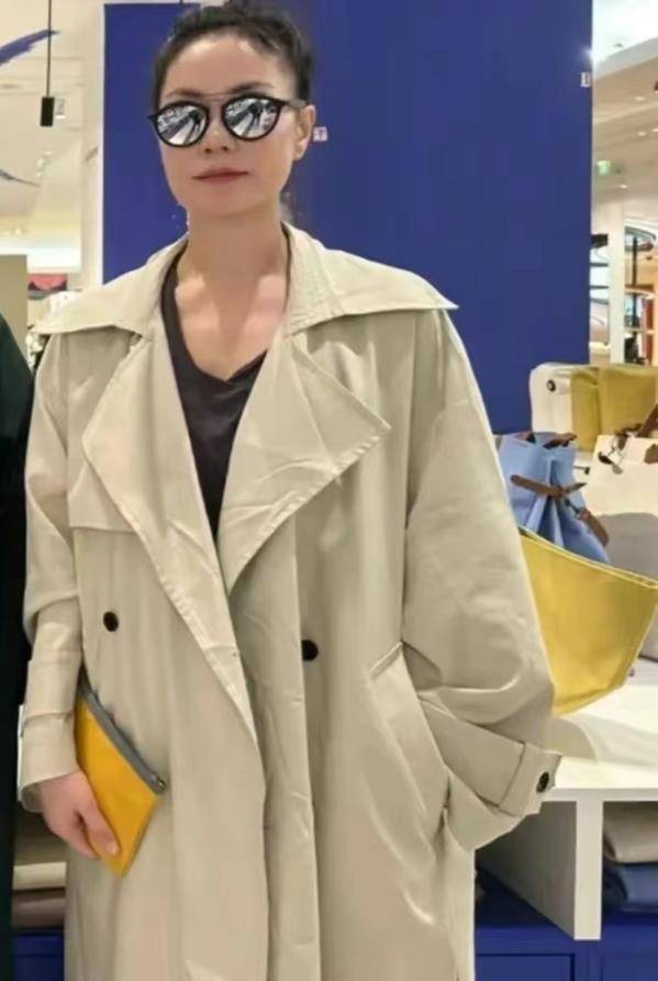 53岁王菲在巴黎偶遇!