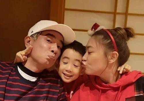 应采儿喜迎38岁生日,两个儿子出镜献吻,陈小春没露面_孩子_教育