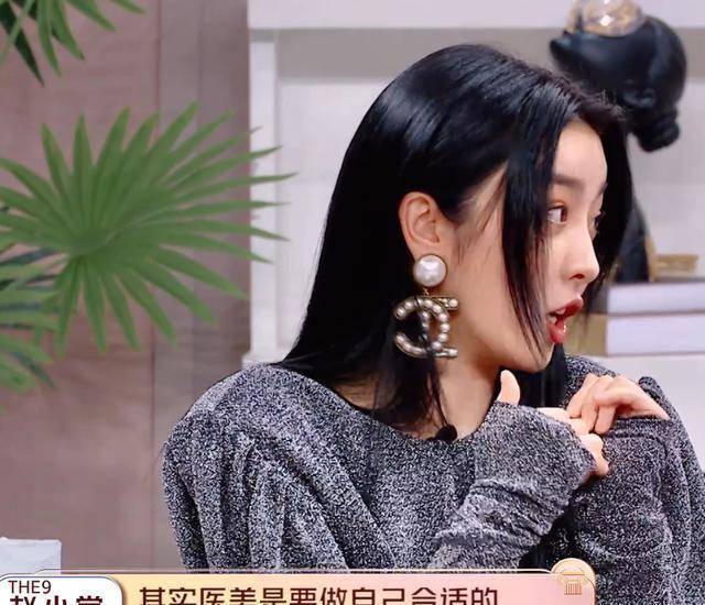 赵小棠手拿电子烟依然老烟手,踩踏国货,粉丝还为其辩解不犯法_名牌