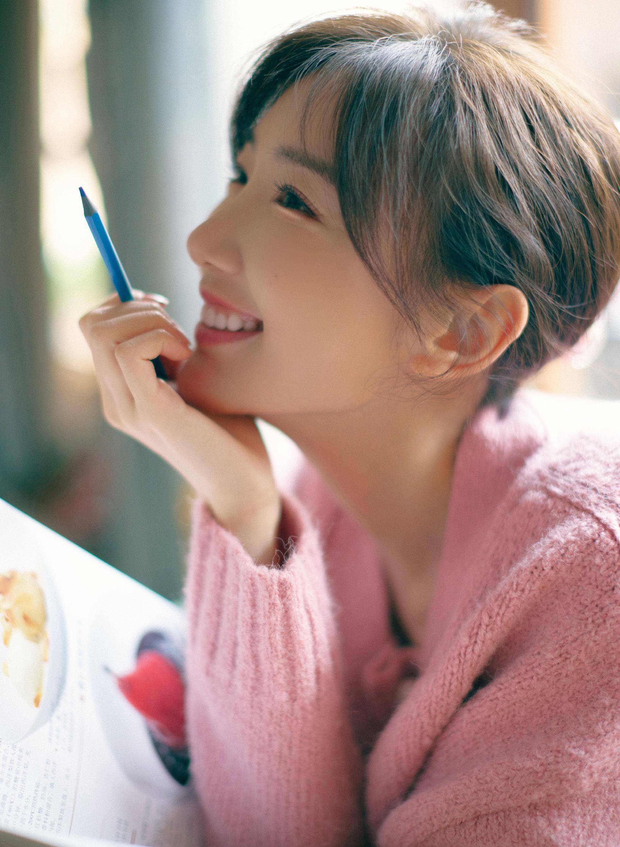 毛晓彤家的美照,粉色的少女装,充满了可爱的少女气息_演技_感觉_表演