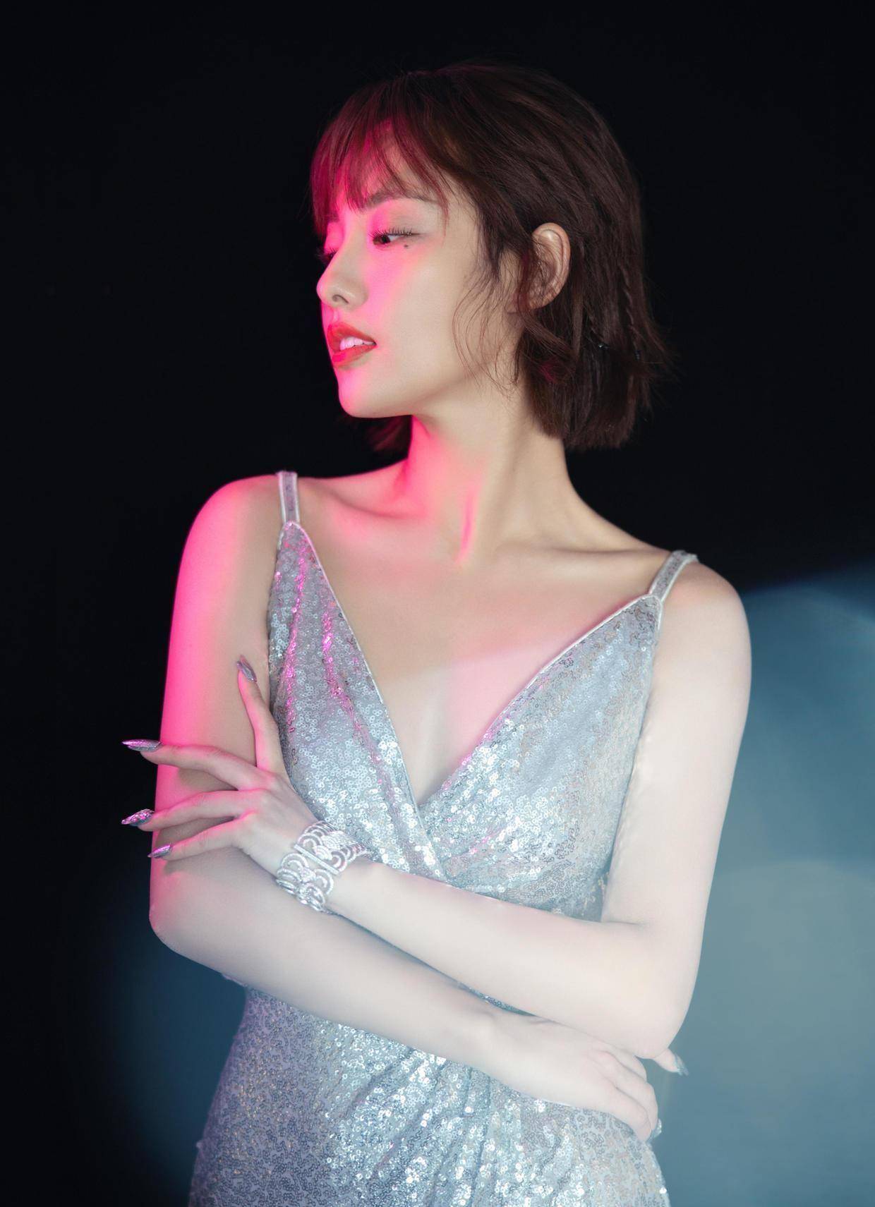 张嘉倪就像精灵般美丽,穿银色亮片吊带连衣裙亮相,轻松美成焦点_部分