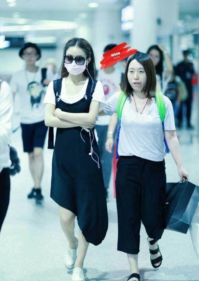 赵丽颖现在虽然很红,但依旧是很节俭!_厚底_白色_名牌