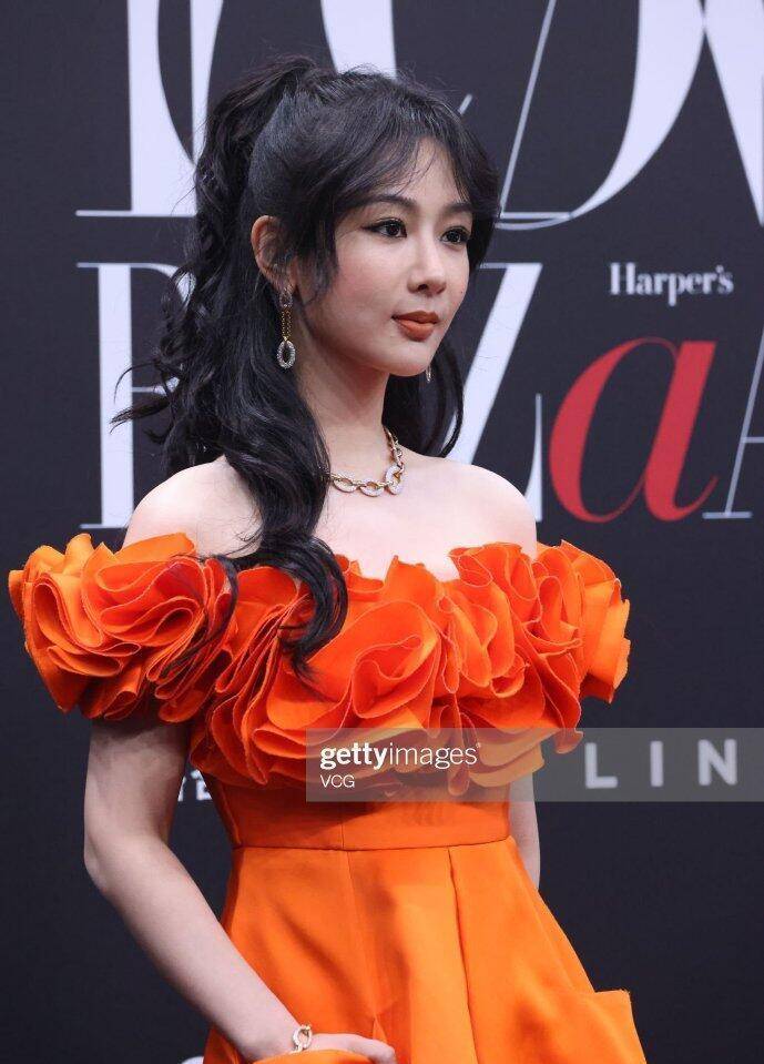 杨紫心真大,发图无p图,真实状态一目了然_连衣裙_卷发_身材