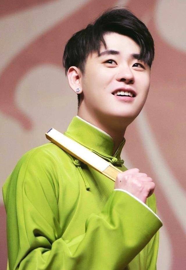 张云雷几年前从南京动车站的高处失足跌落,受伤严重,腿上钉了几片钢板