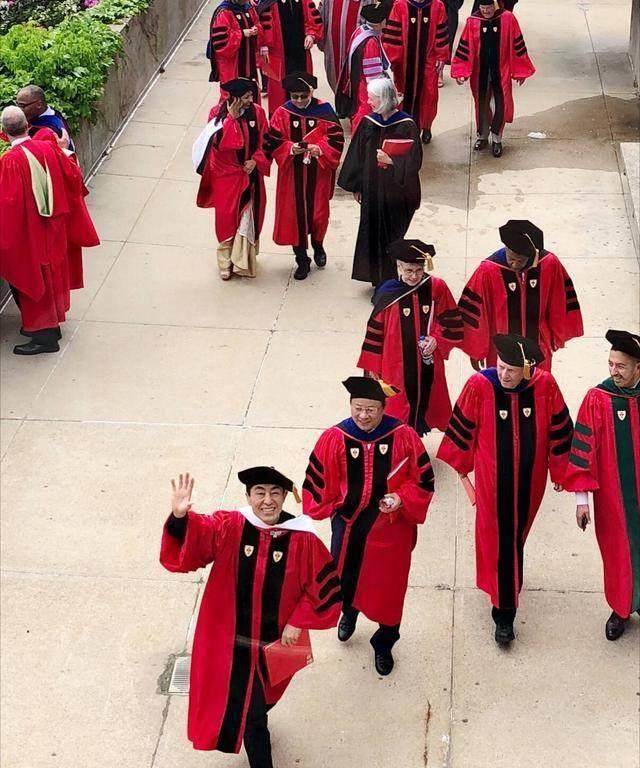 张艺谋获波士顿大学荣誉博士学位,网友调侃陈婷荣升"博士后"_工作