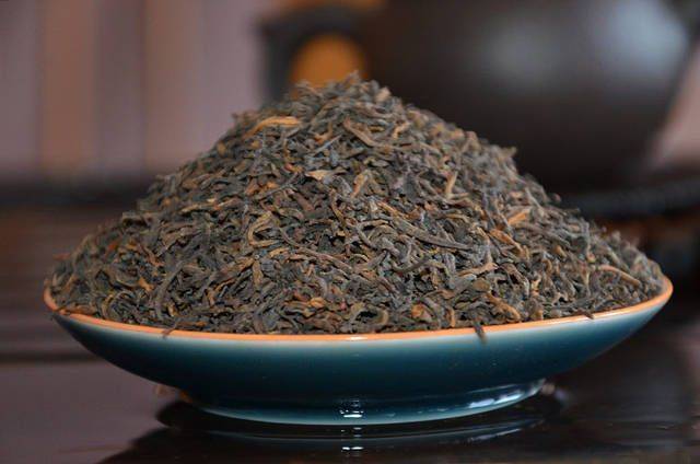 宫廷普洱属于条形黑茶滇桂黑茶(宫廷普洱)如果说普洱茶是一座宝山,那