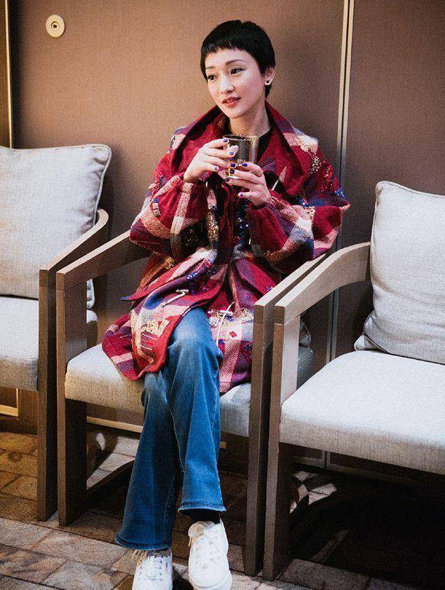 对于普通女孩来说,这样的寸头发型是关乎勇气和自信,而在周迅这里