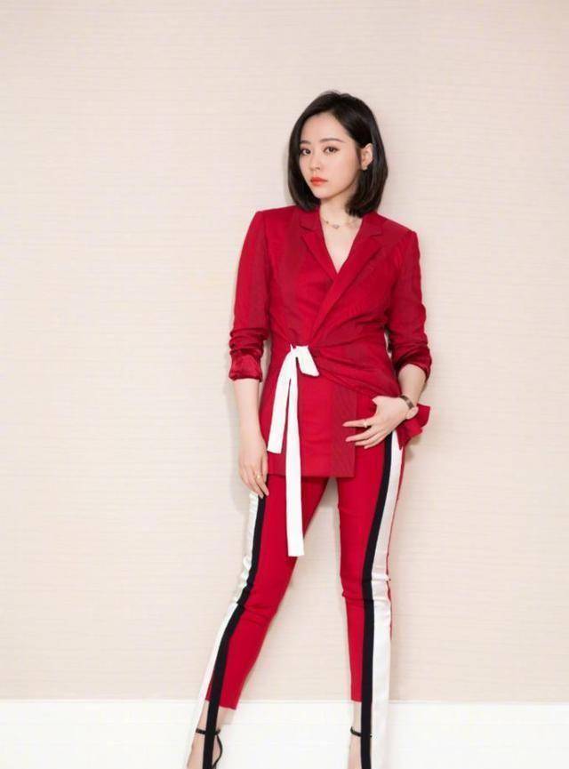 张靓颖用扇子装辞旧迎新,把"百折不挠"穿身上,重生决心有点大_衣服_设