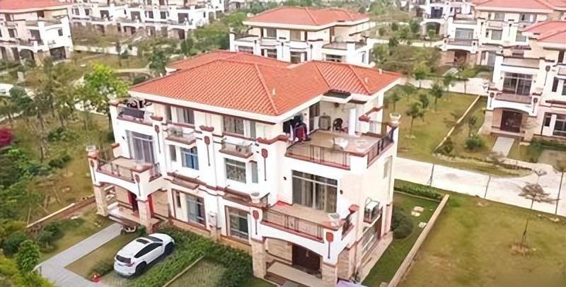 北大富商陈生出资2亿,建138栋别墅赠与村民,却背负骂名不敢回村_高考