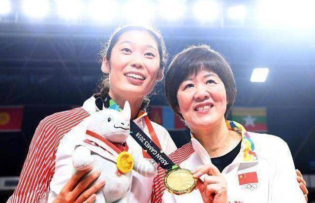 然而,朱婷非常自律,训练这种事情,根本不需要教练强调,看看她的腹肌就