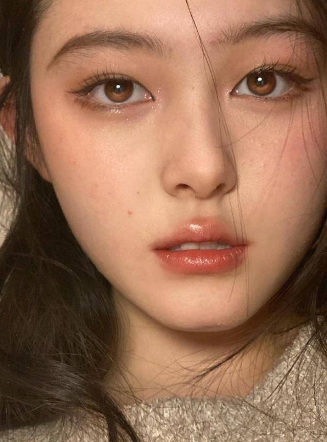 开双眼皮的眼睛基本上都是类似月牙的形状双眼皮上的双眼皮不明显,有