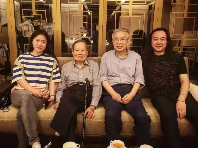 杨振宁跟好友聚会，翁帆素颜干净气质温柔，但脸终究是上了年纪！-杨振宁和翁帆的故事,是说什么的?