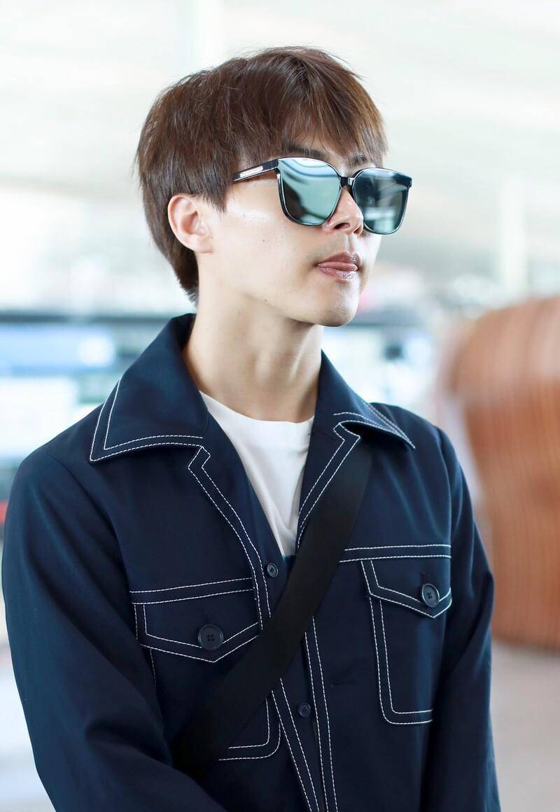 看着一贫如洗的家,马天宇的姐姐马莉莉决定辍学来做工挣钱供养弟弟