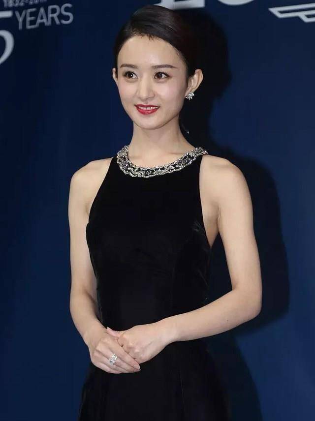 身份出道,一直以来都非常努力,知道第十个年头,赵丽颖凭借着《花千骨