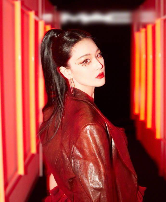 张馨予红色泪钻妆出席活动,气场全开眼神里有股狠劲,结婚后好自信