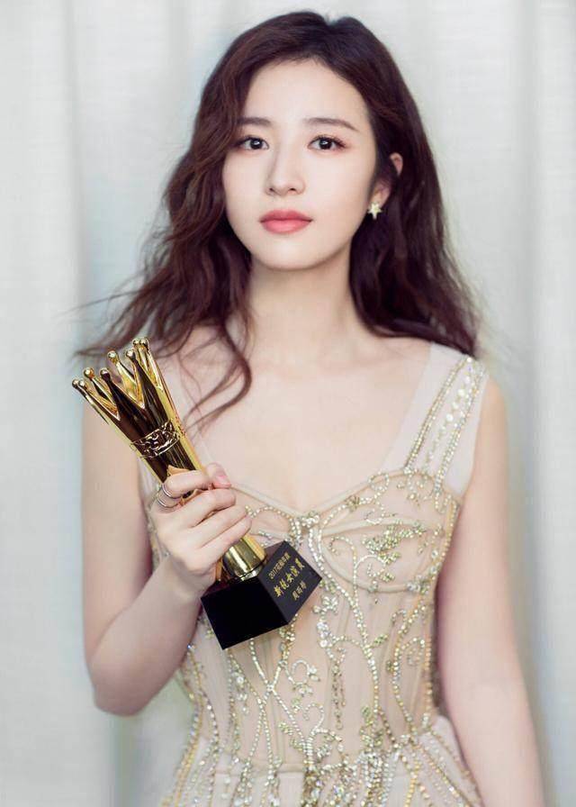 周雨彤身穿礼服,造型感飘逸网友:这才是喜欢的女星,够接地气_链条