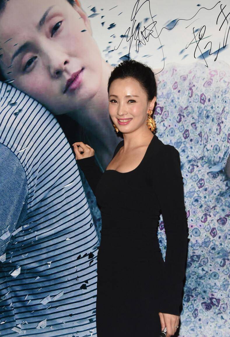 51岁陶虹真放得开!