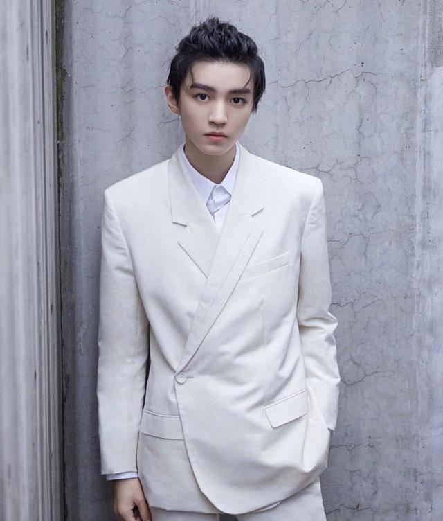 精致优雅艳压杨颖,可最亮眼的还属王俊凯_一身_活动_明星