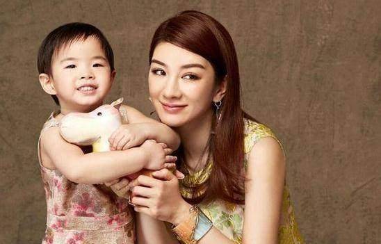 作为母亲却只顾和男人约会,女儿4岁还在用尿不湿这配当妈吗?