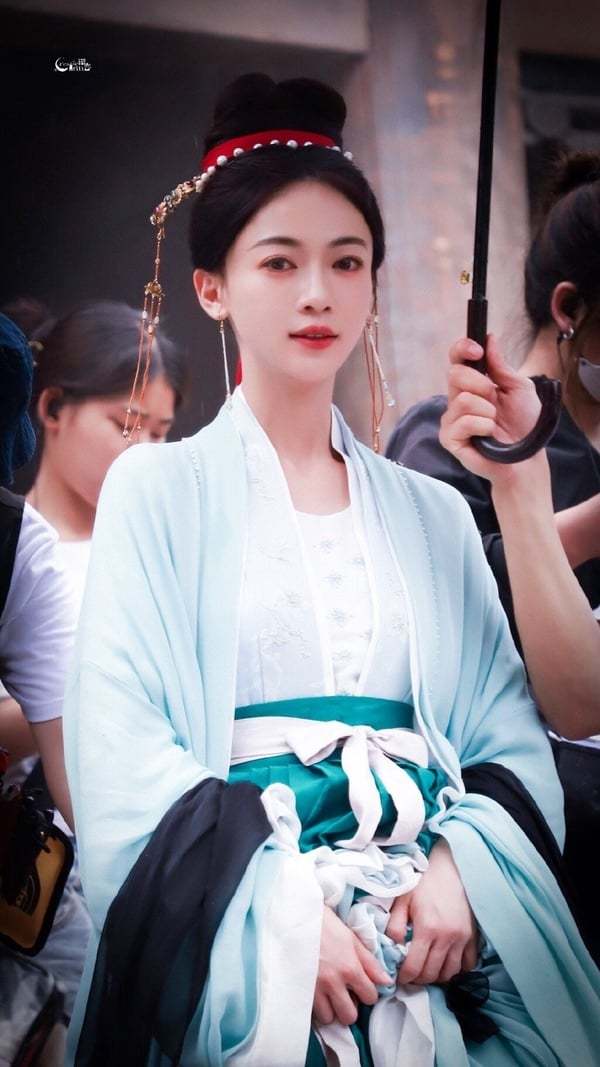 胡冰卿发展不如杨洋,沈月被王鹤棣逆袭,丁禹兮没赵露思火_白敬亭