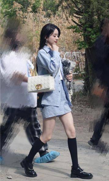 赵丽颖穿小香风衬衫配小腿黑袜,肤白貌美像小姑娘,让人十分怜爱_身材