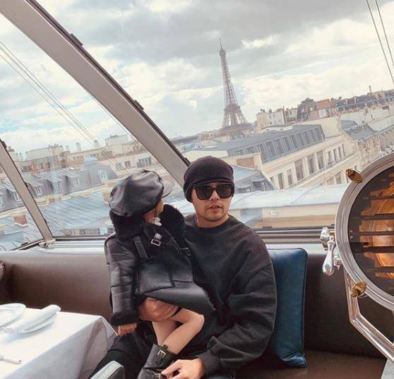 周杰伦公主抱母亲亲密合影,周妈妈光着脚丫笑开了怀_帽子_嘴角_黑色