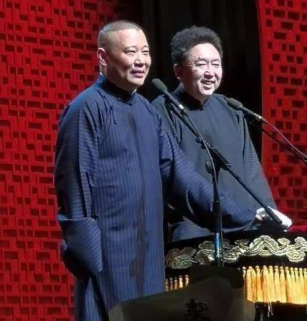 岳云鹏深夜晒纲丝节19人大合影,于谦成亮点!