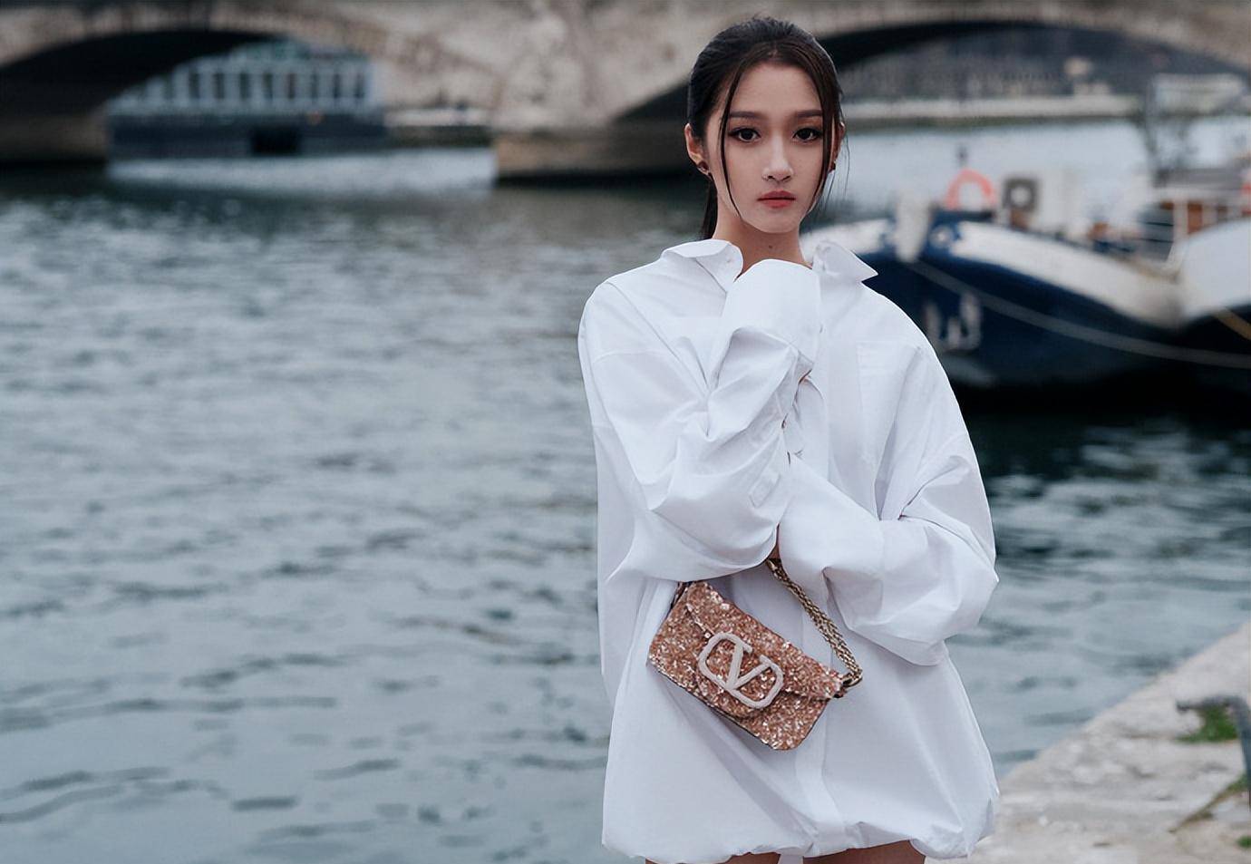 关晓彤巴黎时装周穿漂亮白衬衫玩臀,缺了大长腿好身材抢镜_鹿晗_造型