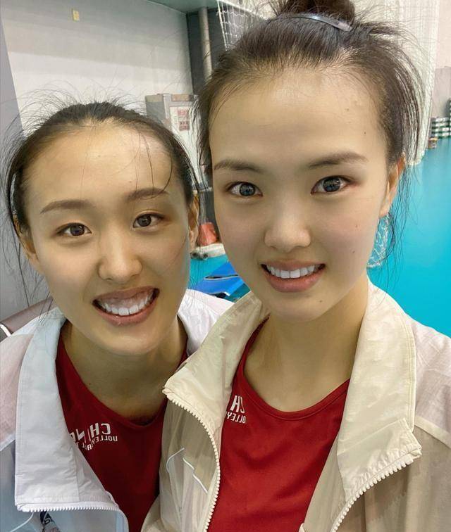 张常宁晒合照:送别林莉杨涵玉,被李盈莹搂腰_奥运会_中国女排_林莉和