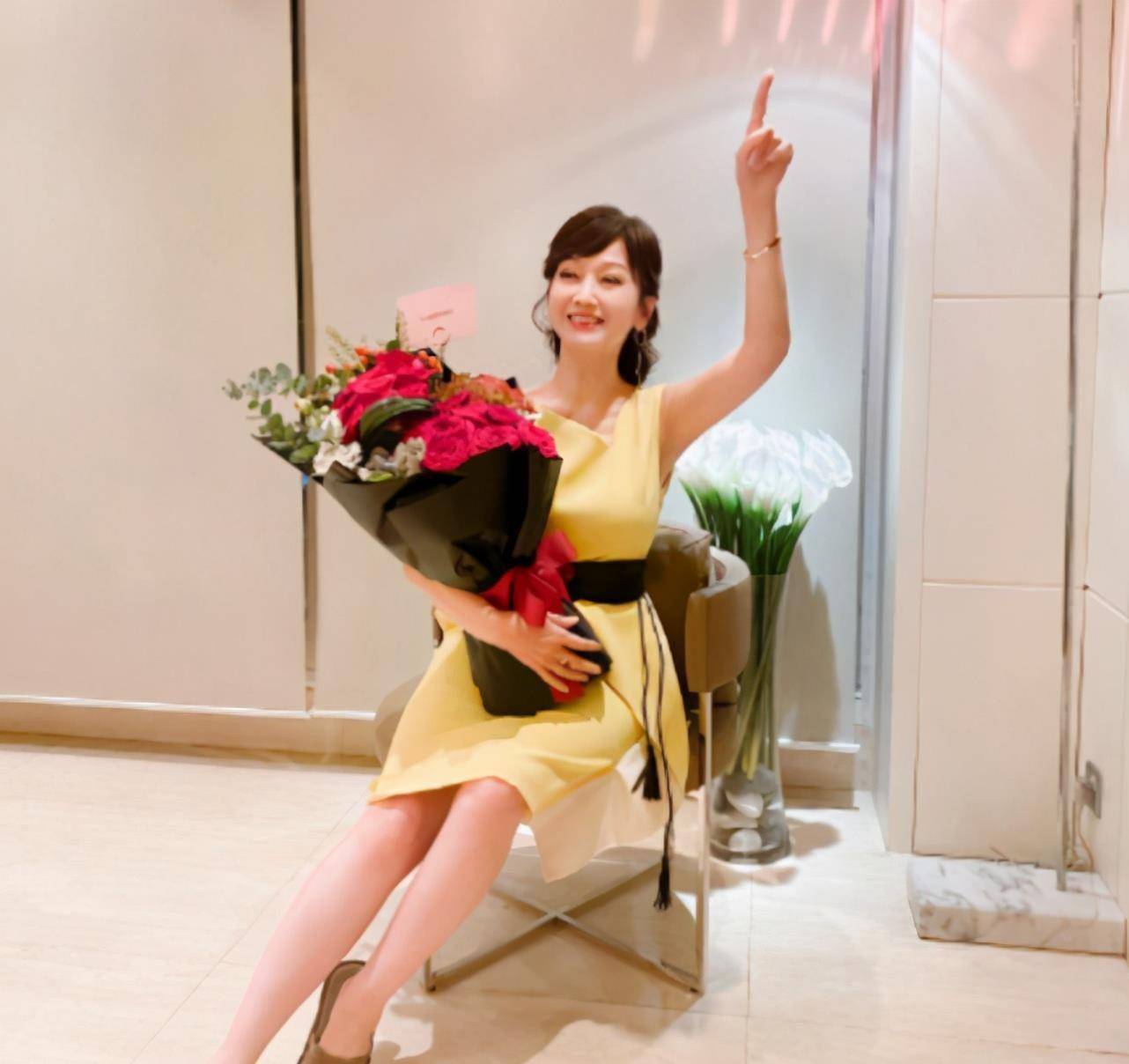 赵雅芝庆祝66岁生日,穿淡黄长裙露纤长美腿,被老公揽怀中倩笑_黄锦燊