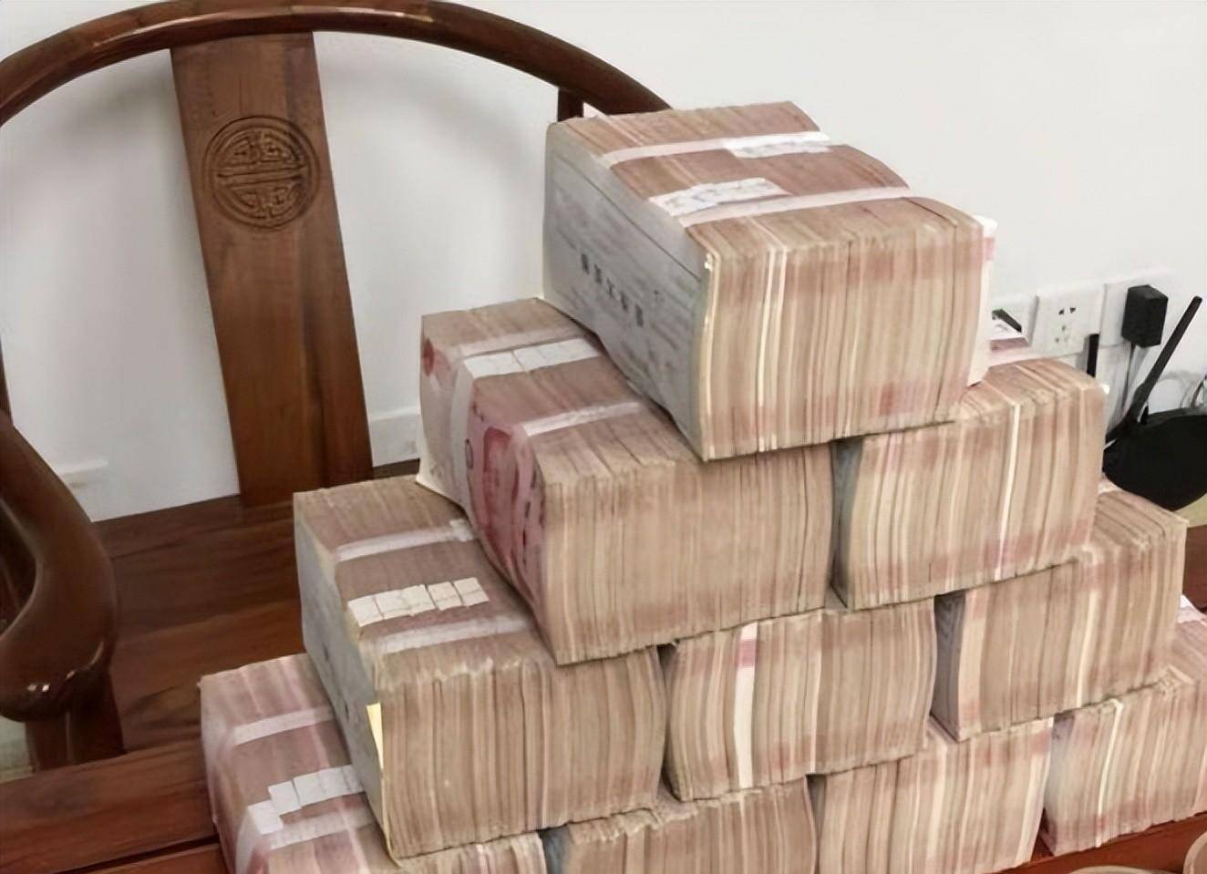 佩戴40万钻表,家中现金塞满19个密码箱,谢明中的贪超乎想象!