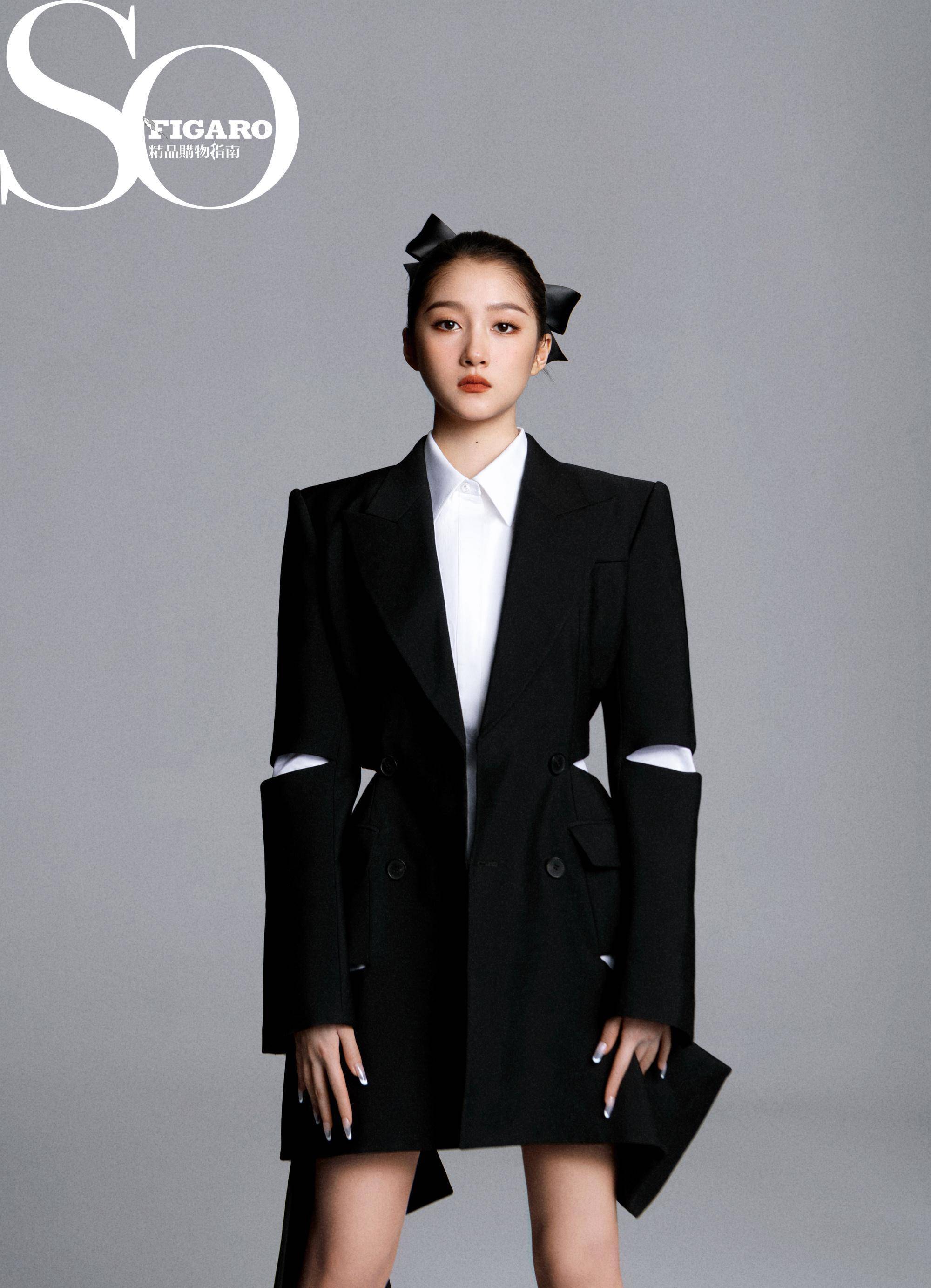 关晓彤穿抹胸旗袍登sofigaro,凹凸有致化身青花瓷,大玩下身失踪_时尚