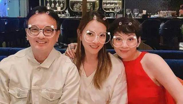 周润发前妻晒全家福,63岁余安安容颜依旧,与神秘男子举止引争议