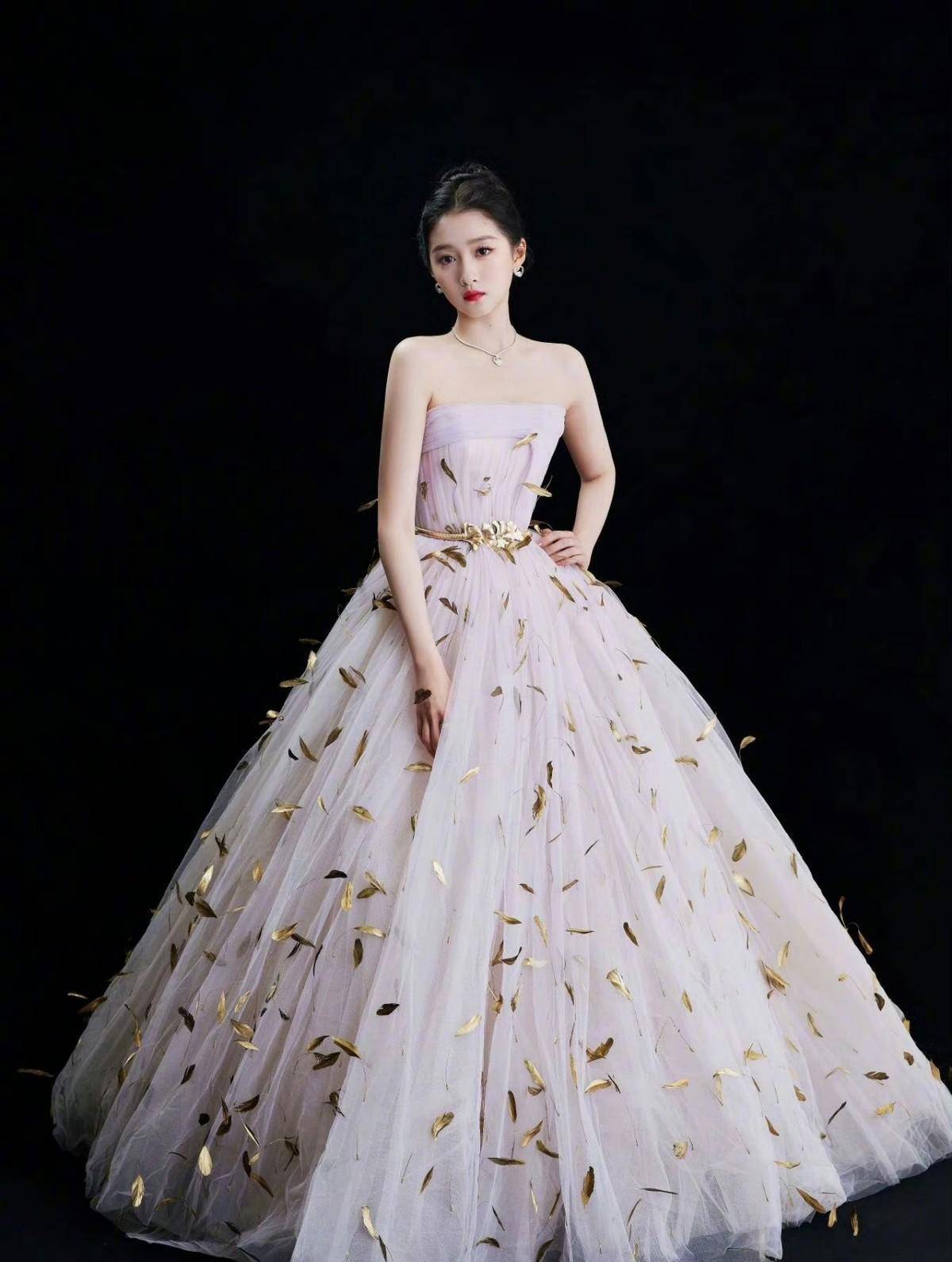 关晓彤今晚亮相被"封神"!穿蓬蓬裙闪耀华表奖太美了,成大赢家_造型_衣