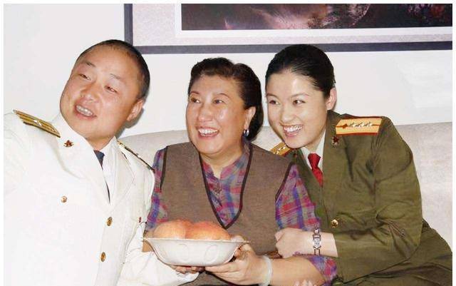 但何庆魁却还依旧和张艳茹是夫妻,两人还有三个孩子.