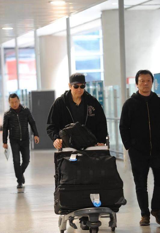 57岁费翔如今发福成这样,机场自推行李竟无人识!_成为了_人群_代人