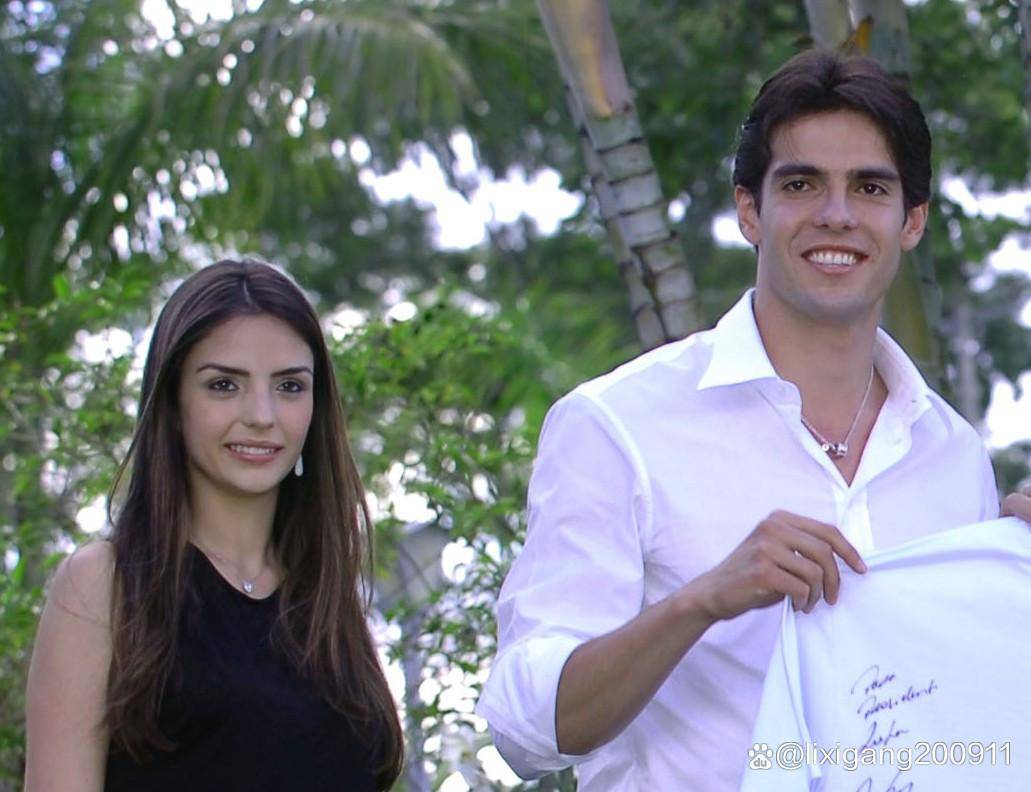 卡卡与前妻卡卡2002年底认识卡罗琳·塞利科,当时卡罗琳只有15岁,很快