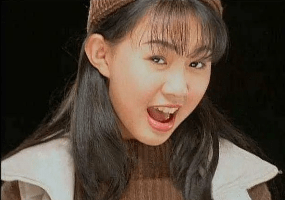 41岁卓依婷久违演出,表情痛苦,身材发福,是多少人回不去的童年_歌曲