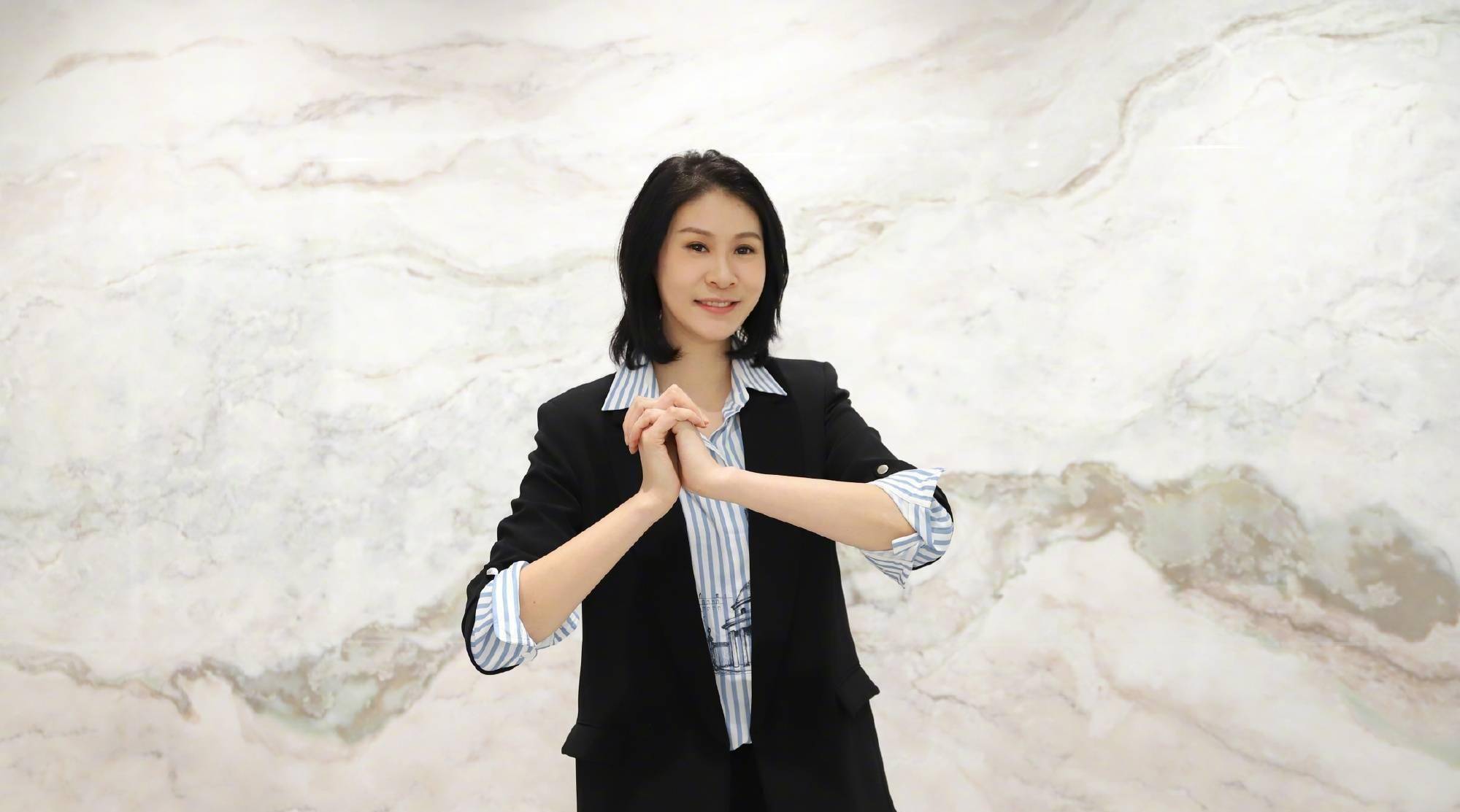 41岁赵蕊蕊原近照,大长腿抢镜,单身未婚,普通人很难达到择偶标准_中国