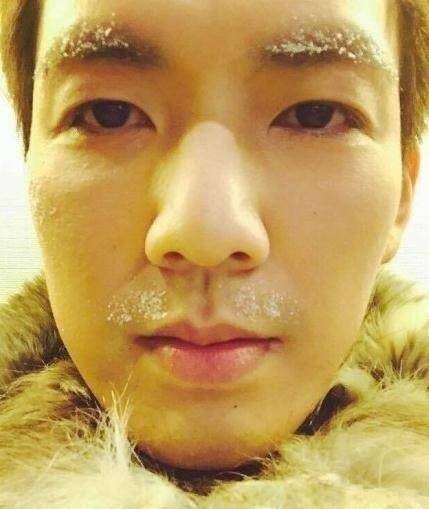 钟汉良晒素颜,颜值与演技并存?这就是不老的秘诀吗?_皮肤_自拍_角度