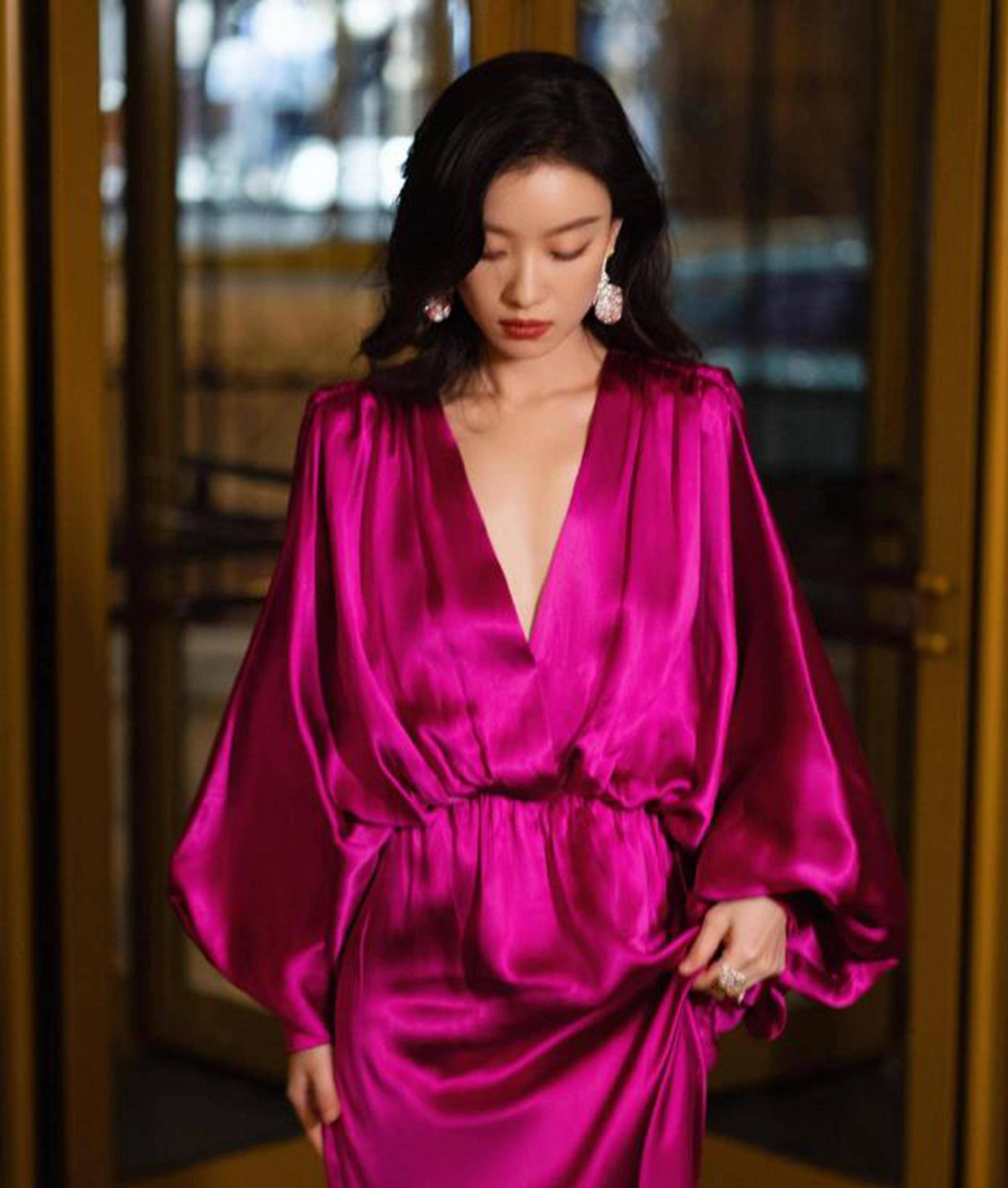 倪妮身穿深v红色连衣裙的照片,美丽又复古,明亮又闪亮,淡淡的像昨天的