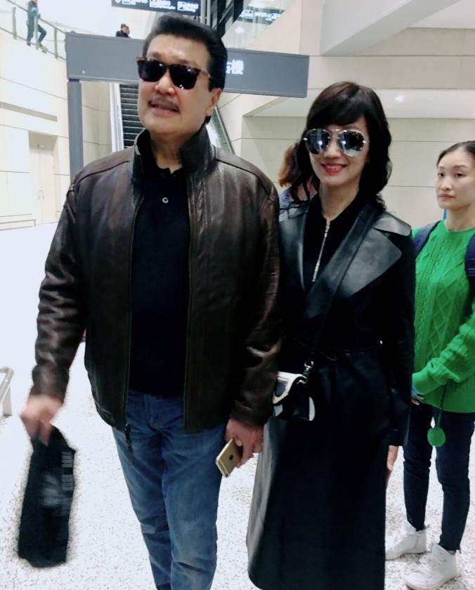 赵雅芝与老公甜蜜现身,穿皮衣背可爱小包显少女心_墨镜_女神_丈夫