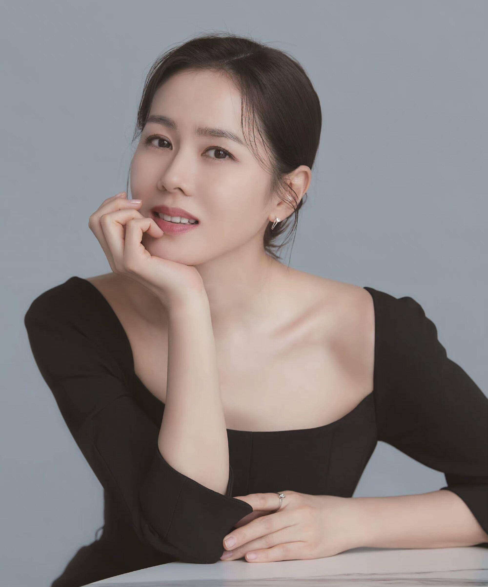 产后第一次亮相,41岁孙艺珍又把大家美到了!_气质_氛围_高跟鞋