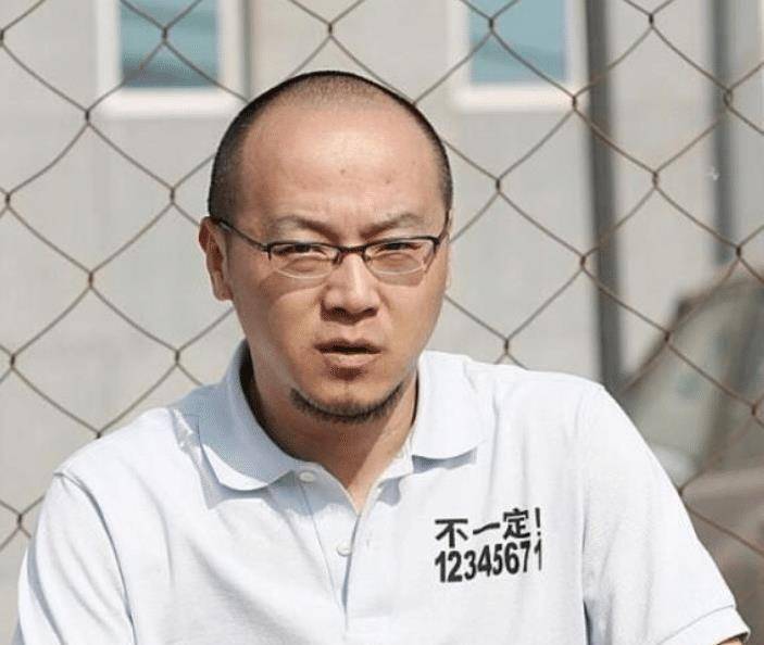 51岁窦唯在小饭馆与朋友用餐,身材发福显颓废,发际线更高了_王菲_歌坛