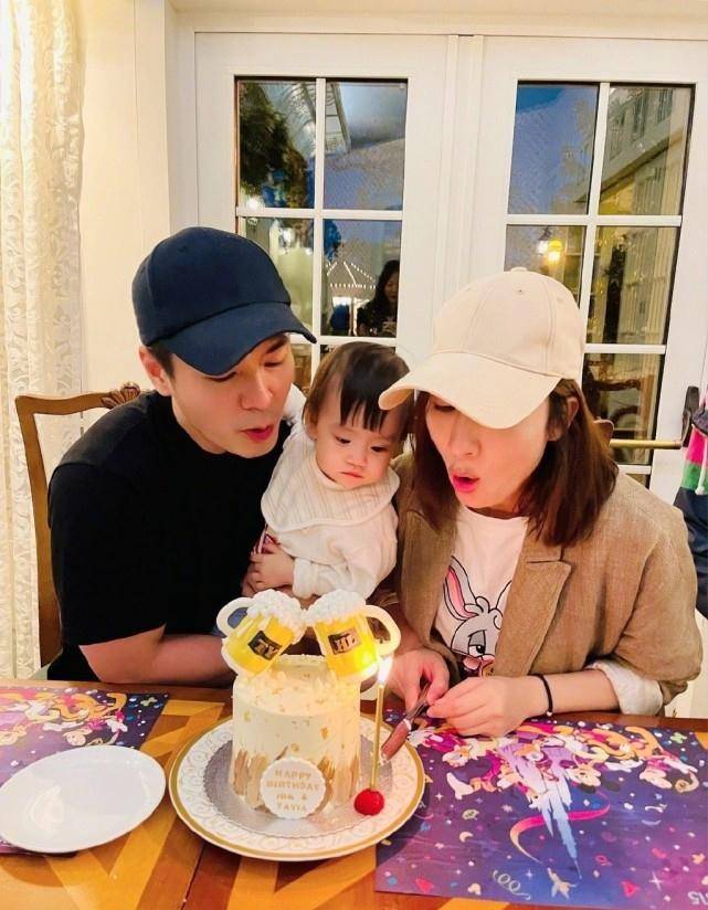 林峯携妻与训练班同学聚会,搂抱张馨月超宠溺,胡子拉碴显老气_赵永洪