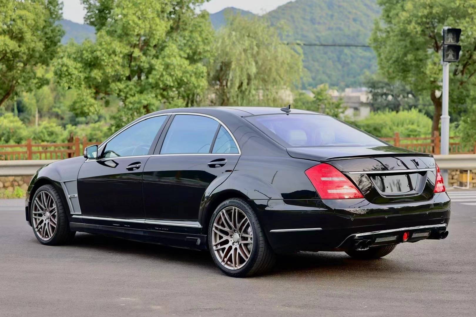 "brabus"以及"60s"标识则表明了它的身份,因为它是由奔驰s600改装而来
