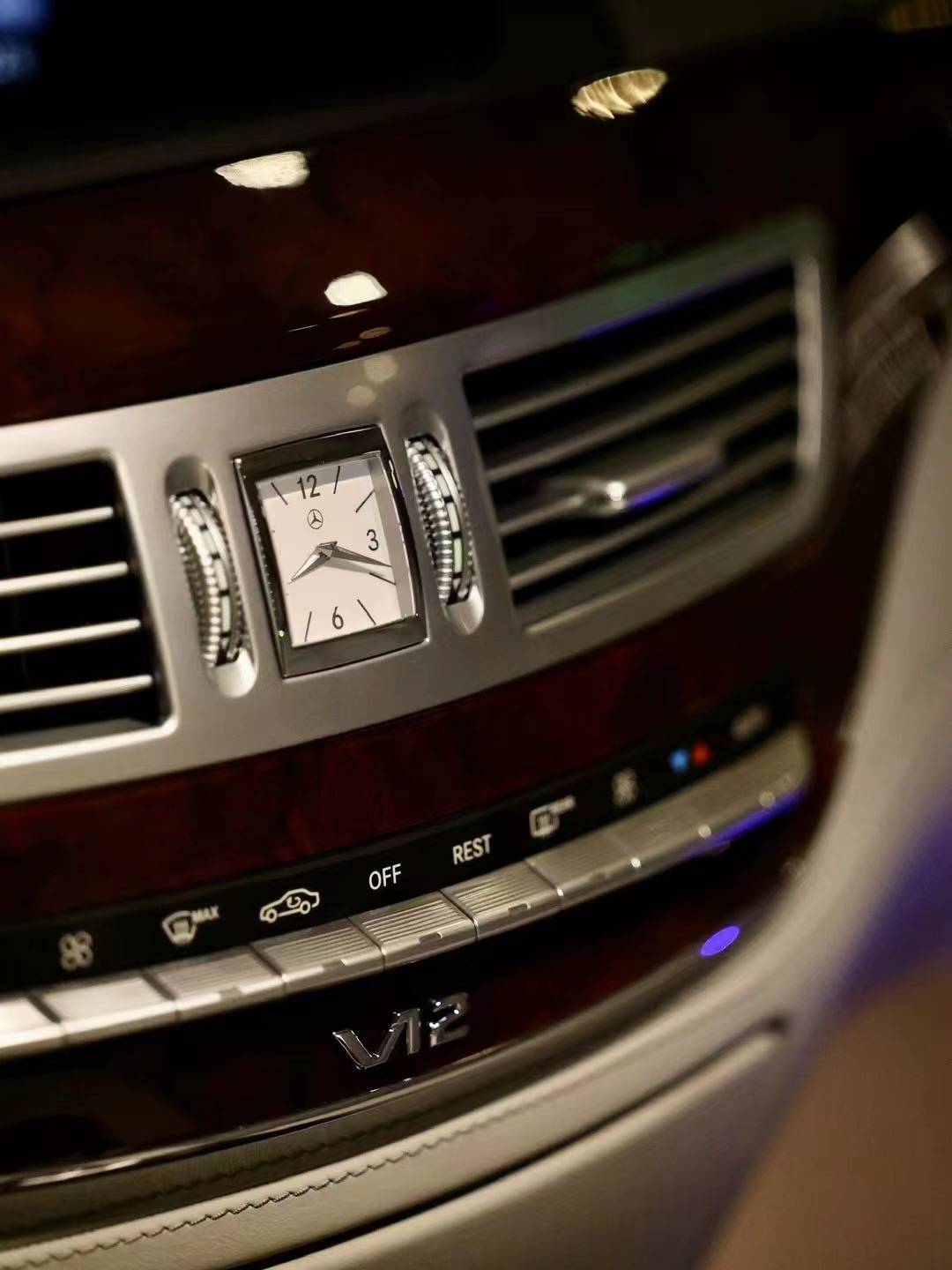 下期预告讲解宾利欧陆gt w12 激情粉/亚麻白 帝王蓝 2019年12月上牌