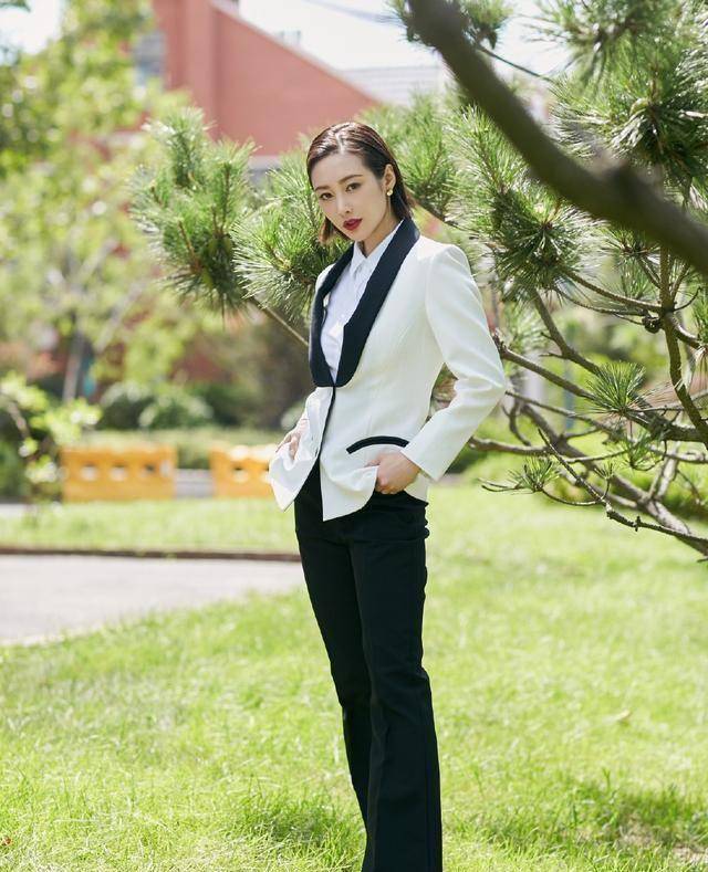 中她是魏嬿婉,今穿露肩黄色花朵仙女裙,美得不像话_李纯_白色_西装